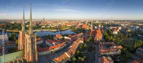 Widok z lotu ptaka na Ostrów Tumski, rzekę oraz południową część miasta - Wrocław, Polska
