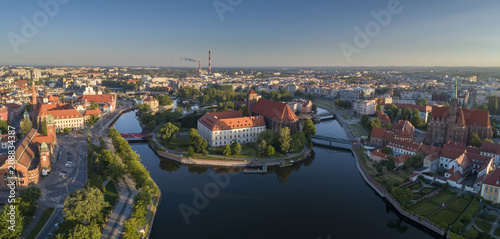 Widok z lotu ptaka na Wyspę Słodową, rzekę oraz zachodnią część miasta - Wrocław, Polska