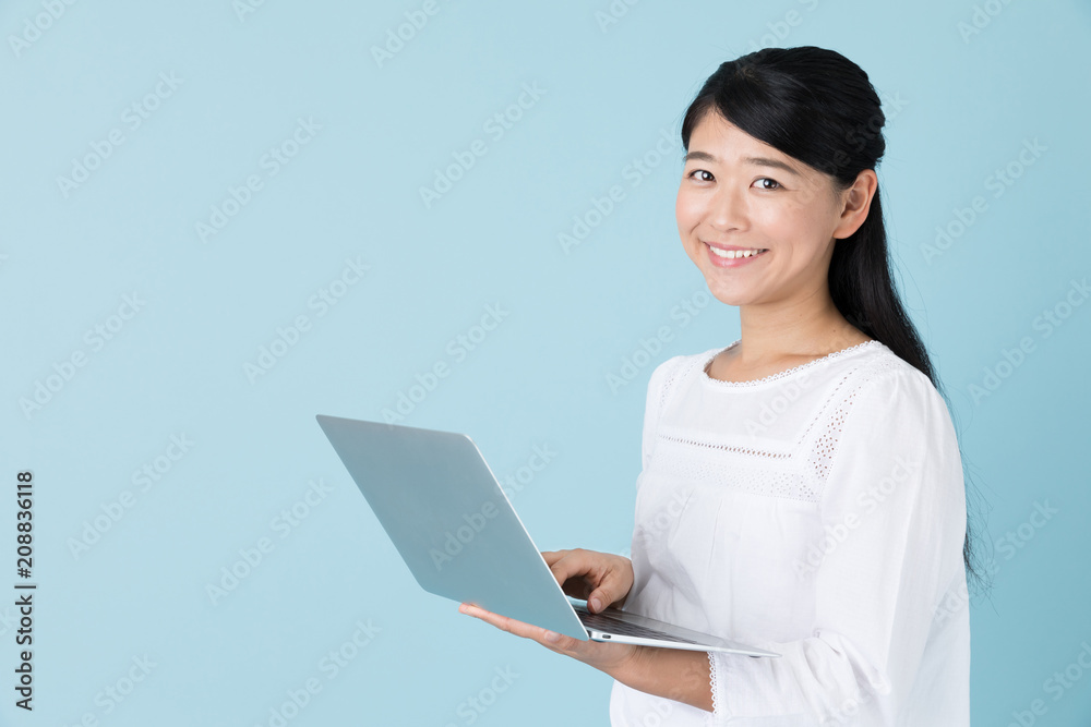 若い女性 ブルーバックイメージ 若い女性 ブルーバックイメージ
