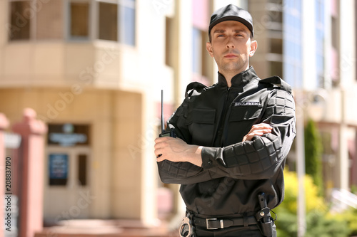 Fotografía Portrait of male security guard in uniform outdoors