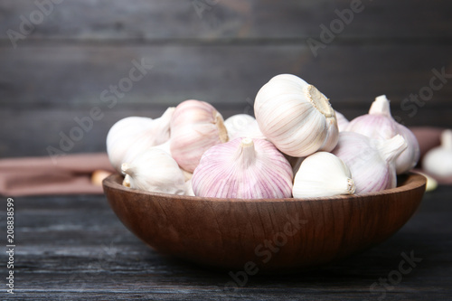 Plate with fresh garlic bulbs on table