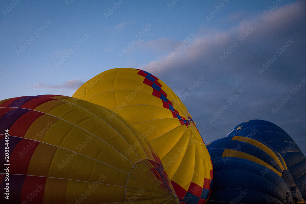 Obraz premium dawn preperation for balloon flight