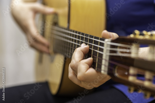 Tocando la guitarra española.