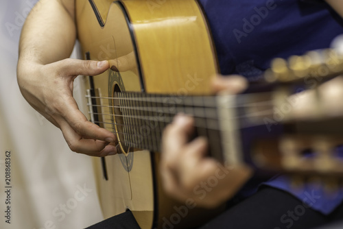 Tocando la guitarra española. photo