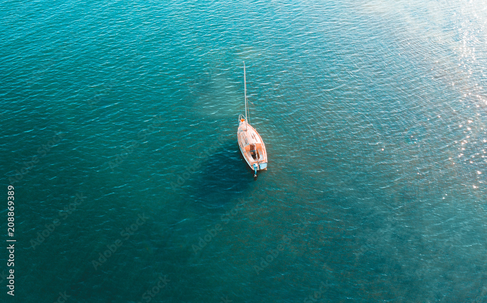 Fototapeta premium Overhead yacht on water
