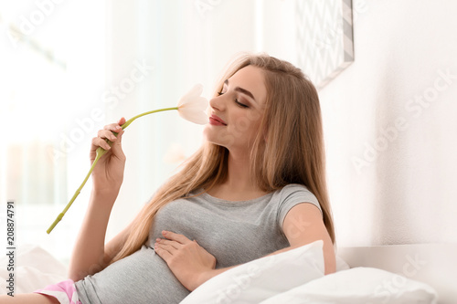 Young pregnant woman with f...
