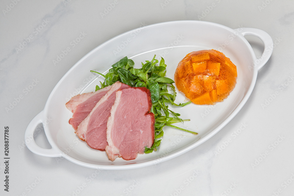 Fototapeta premium Geräucherte Entenbrust mit Salat