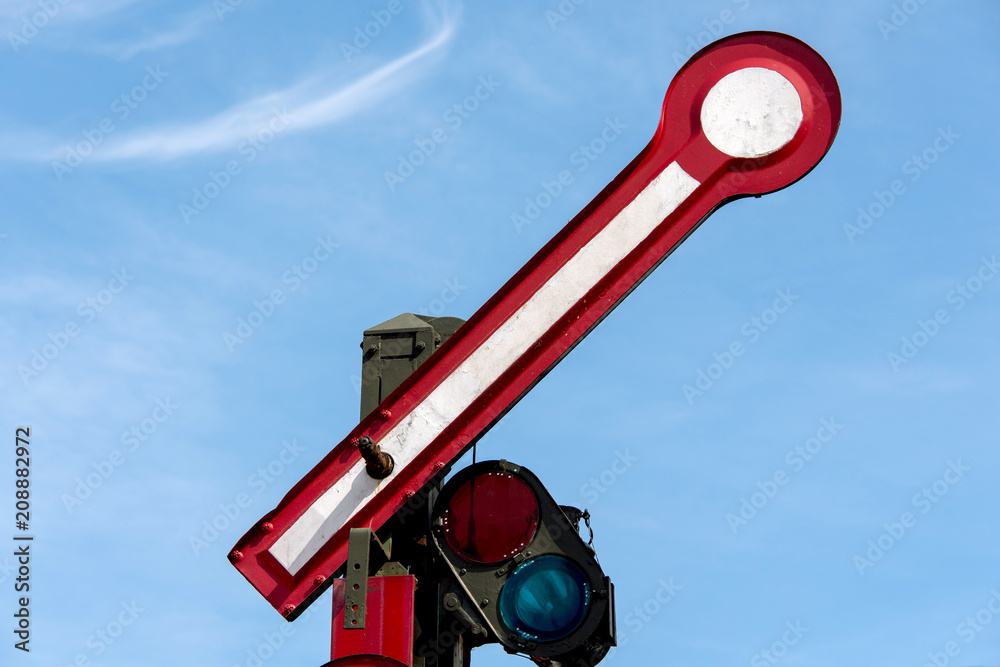 Eisenbahnsignal alt, vor blauem Himmel zeigt freie Fahrt an Eisenbahnsignal alt, vor blauem Himmel zeigt freie Fahrt an