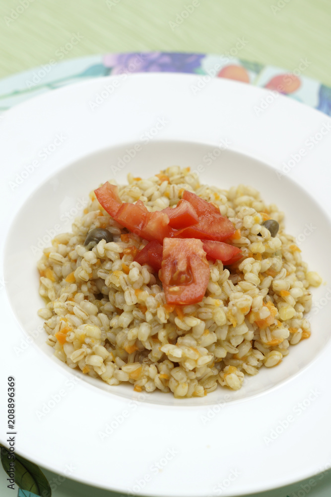 Insalata di farro, carote, capperi e pomodori