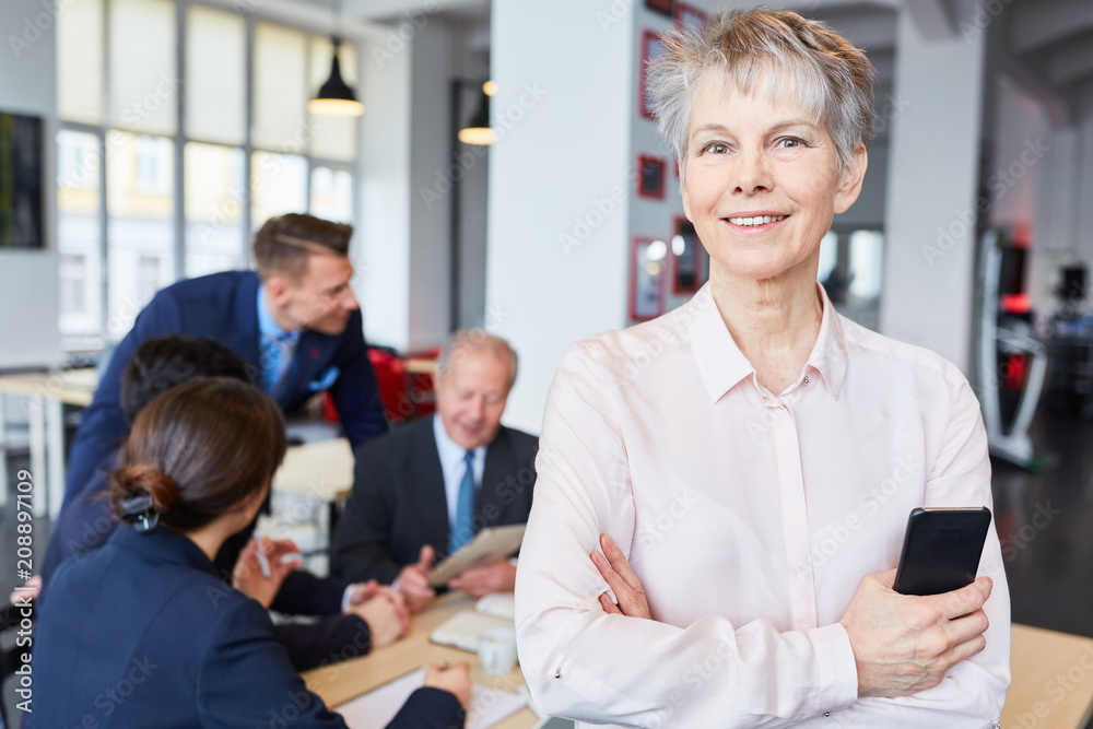 Fototapeta premium Ältere Frau als selbstbewusste Geschäftsfrau v