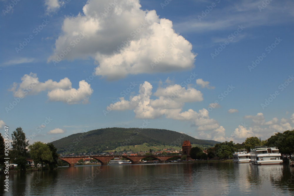 Fototapeta premium Weiß-Blauer Himmel über dem Main in Miltenberg