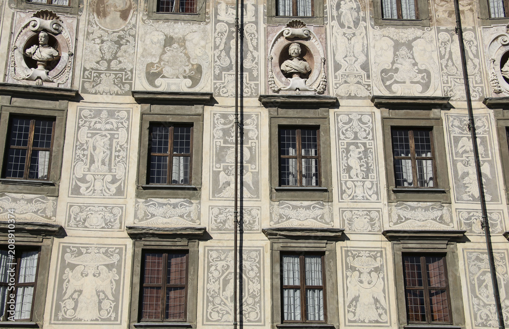 Fragment of building University on Piazza dei Cavalieri (Palazzo della Carovana) decorated with sculptures of Grand Dukes of Tuscany. Pisa, Italy