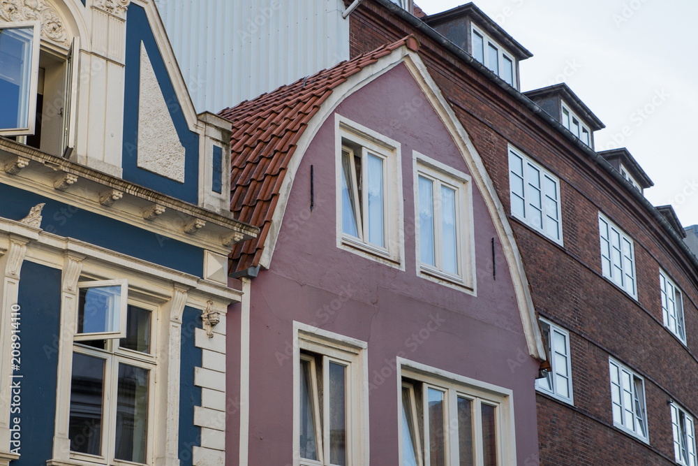 Fototapeta premium Tonnendach, Haus mit rotem Ziegeldach