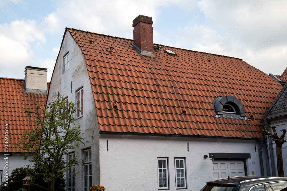 Tonnendach, Haus mit rotem Ziegeldach