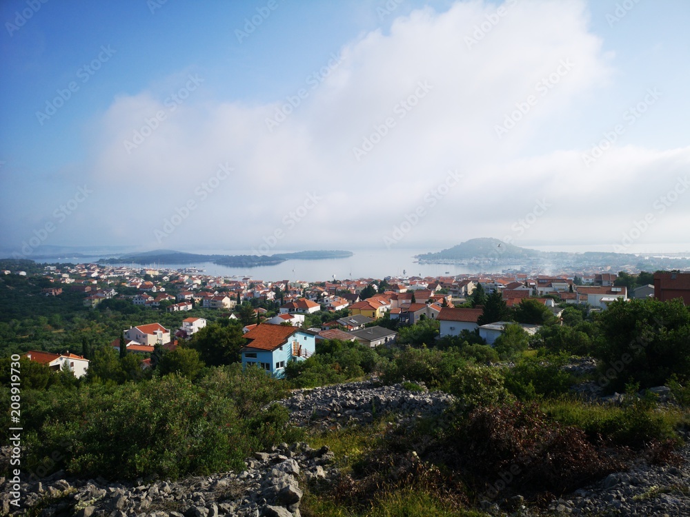 die Insel Murter in Dalmatien am Morgen mit Slanica Beach und Podvrske, Murter Stadt und Betina