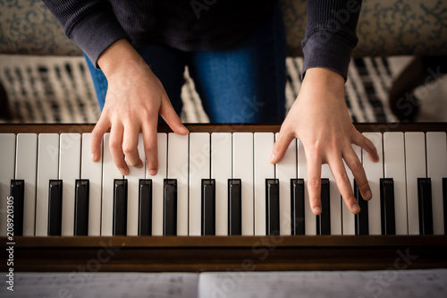 Sticker playing piano