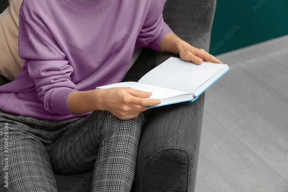 Obraz premium Woman reading interesting book at home