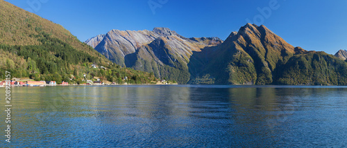 Obraz na płótnie The Hjorundfjord from Saebo w salonie