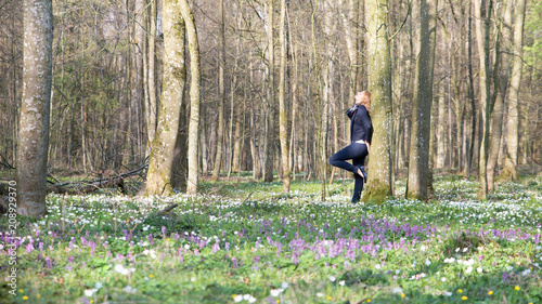 Frau tankt im Wald Energie, Buisnessfrau