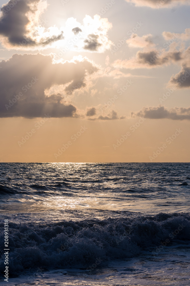 Fototapeta premium Amazing sea sunset, the sun, waves, clouds