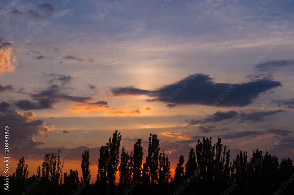 Obraz premium Landscape with dramatic light - beautiful golden sunset with saturated sky and clouds.