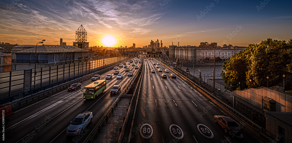 Fototapeta premium W stronę miasta