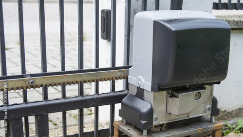 Foto Engine opener for house entrance gate on remote control