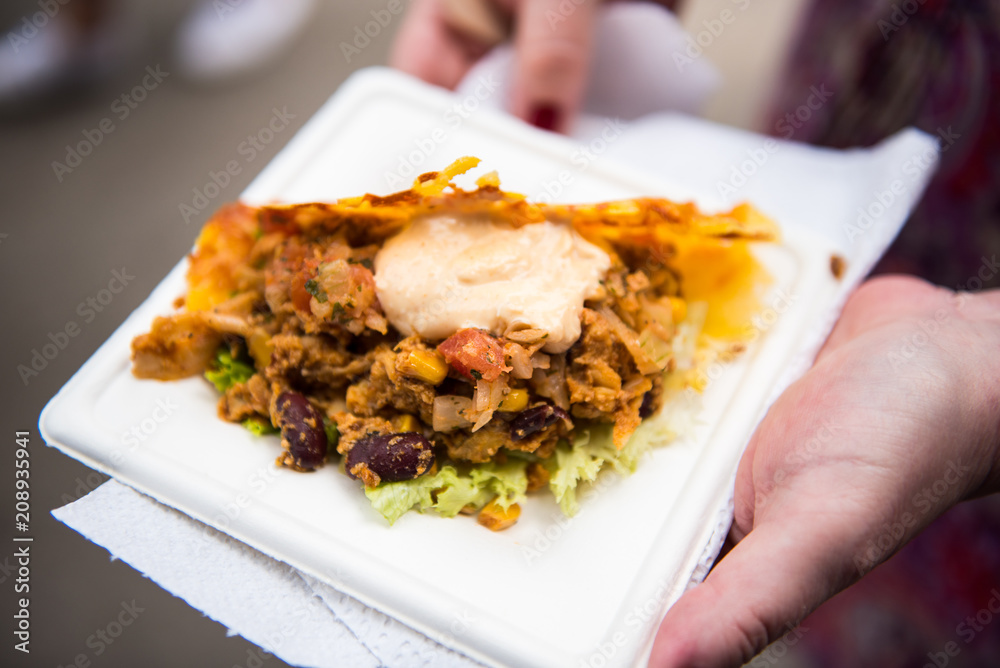 Street Food - Käse Taco auf einer Schale in der Hand Street Food - Käse Taco auf einer Schale in der Hand