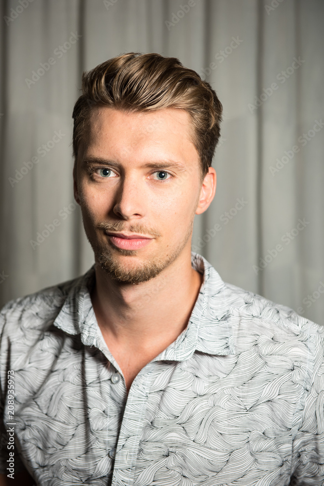 Portrait junger Mann mit blauen Augen Portrait junger Mann mit blauen Augen