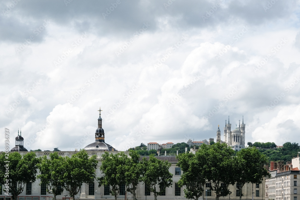 Naklejka premium Lyon vue sur la basilique de Fourvière