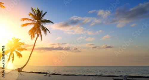 Fototapeta Naklejka Na Ścianę i Meble -  Art Beautiful sunset over the tropical beach