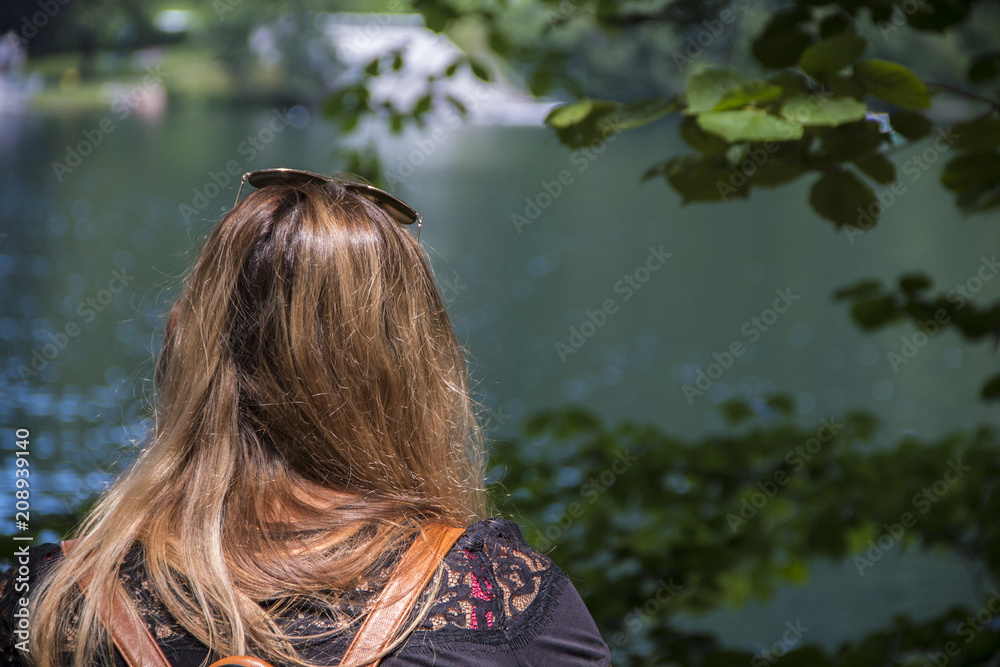 Frau blickt auf see Frau blickt auf see