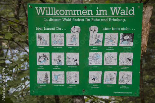 Schild Willkommen im Wald photo