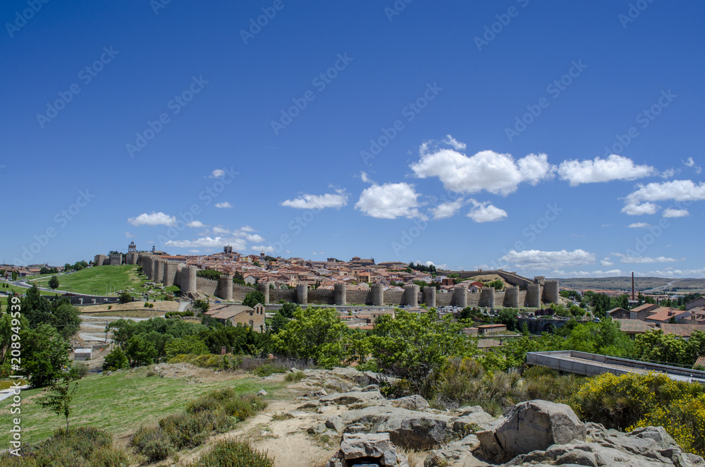 panoramica de la ciudad amurallada de Avila, España