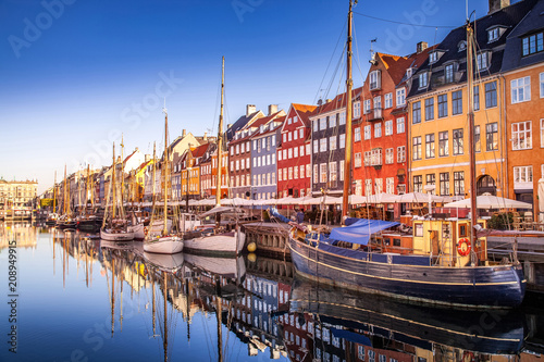 Fototapet COPENHAGEN, DENMARK - MAY 6, 2018: picturesque view of historical buildings and