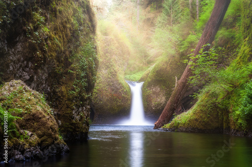 Obraz na plátně Sun Beams Over Punch Bowl Falls