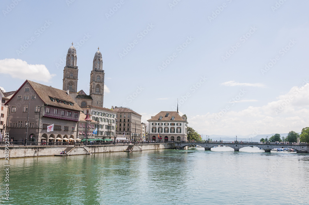 Obraz premium Zürich, Grossmünster, Limmat, Limmatquai, Niederdorf, Münsterbrücke, Altstadt, Stadt, Altstadthäuser, Flussfahrt, Sommer, Schweiz