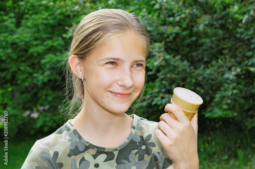 Obraz na płótnie Portrait of a joyful teenage girl with ice cream in her hand w salonie