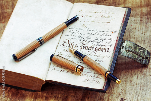 Holzkugelschreiber aus altem Kiefernholz auf einem antiken Buch 