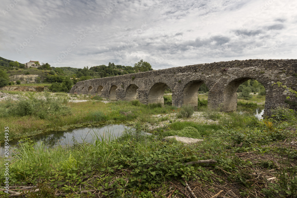 Historische Römerbrücke in Frankreich