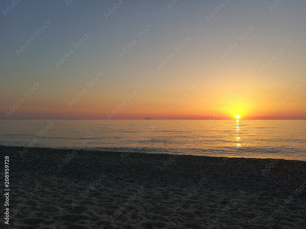 Strand in Kalabrien mit Sonnenuntergang