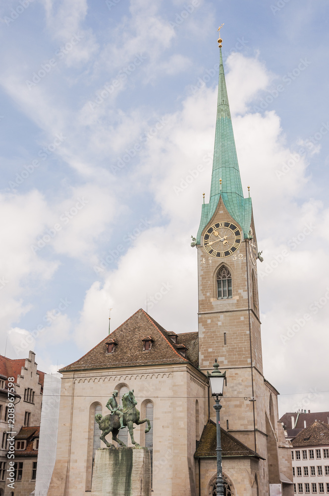 Obraz premium Zürich, Fraumünster, Kirche, Altstadt, Stadt, Limmat, Fluss, Limmatquai, Münsterbrücke, Stadtrundgang, Altstadthäuser, Sommer, Schweiz