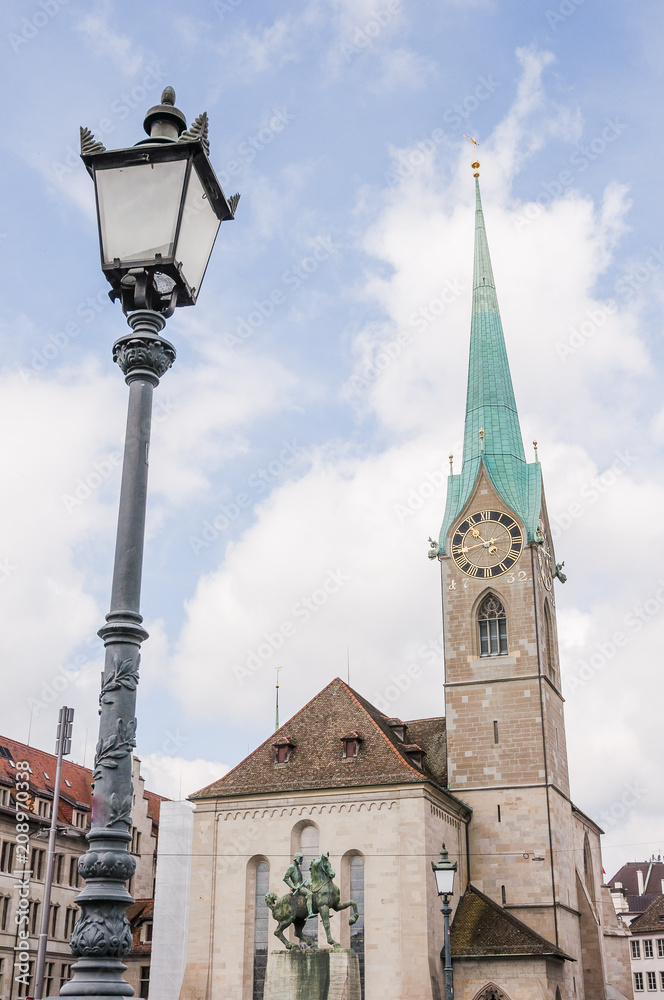 Obraz premium Zürich, Fraumünster, Kirche, Münsterbrücke, Kirchturm, Limmat, Fluss, Limmatquai, Altstadt, Altstadthäuser, Niederdorf, Stadt, Sommer, Schweiz