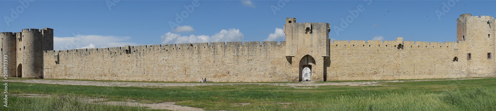 Panoramique : Forteresse d'Aigues-Mortes, Gard, Languedoc, Occitanie.