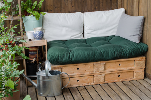 Fotomurale Cozy wooden pallet couch on balcony