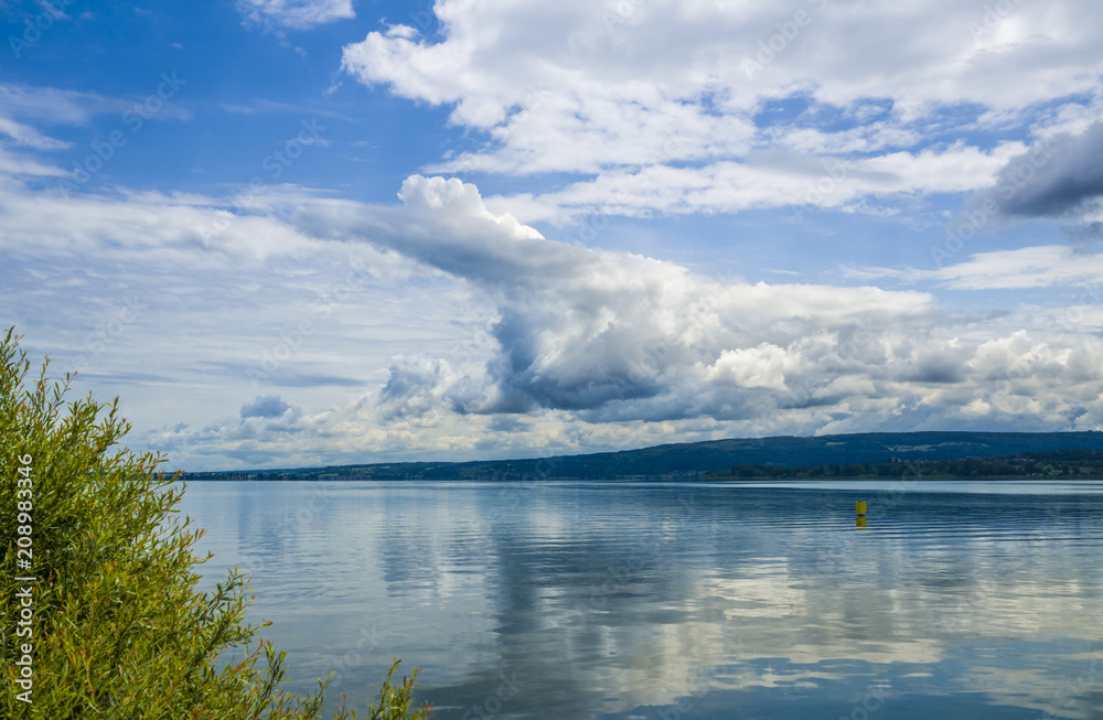 Ferien am schönen Bodensee Sommerzeit mit blauen Himmel und traumhafter Wolkenstimmung