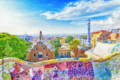 Fototapeta Barcelona, Hiszpania, Park Guell. Fanrastic widok słynnej ławki w Park Guell w Barcelonie, słynny i niezwykle popularny cel podróży w Europie.