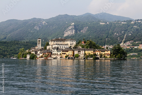 l'isola di San Giulio sul Lago d'Orta, con la chiesa romanica e l'antico seminario, ora convento delle Benedettine