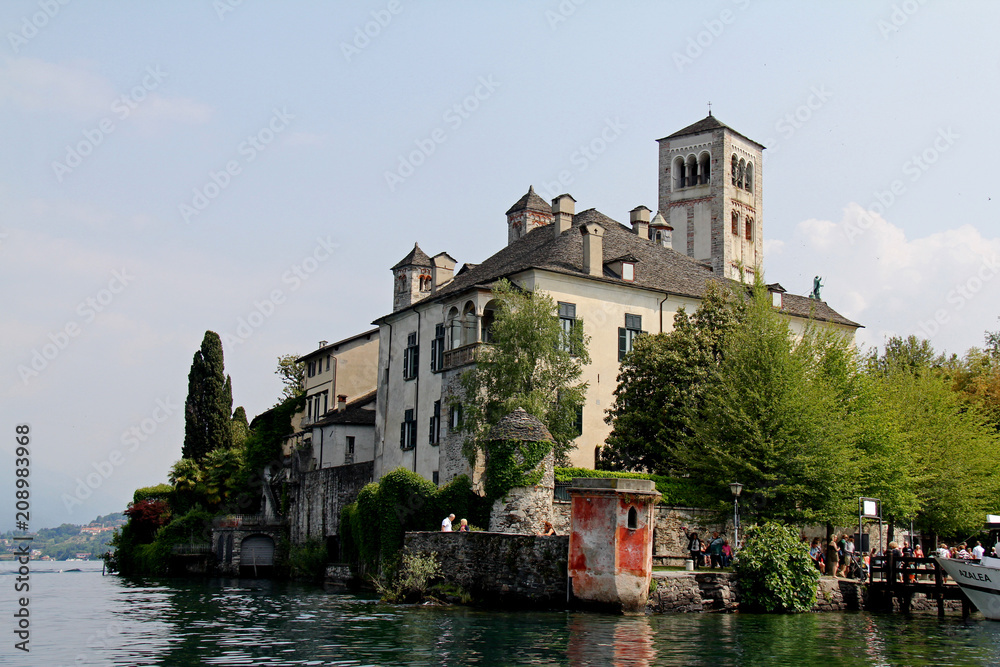 convento delle Benedettine e campanile romanico; isola di San Giulio sul Lago d'Orta