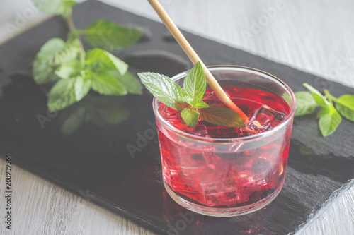 Photos Refreshing grenadine drink with ice and mint